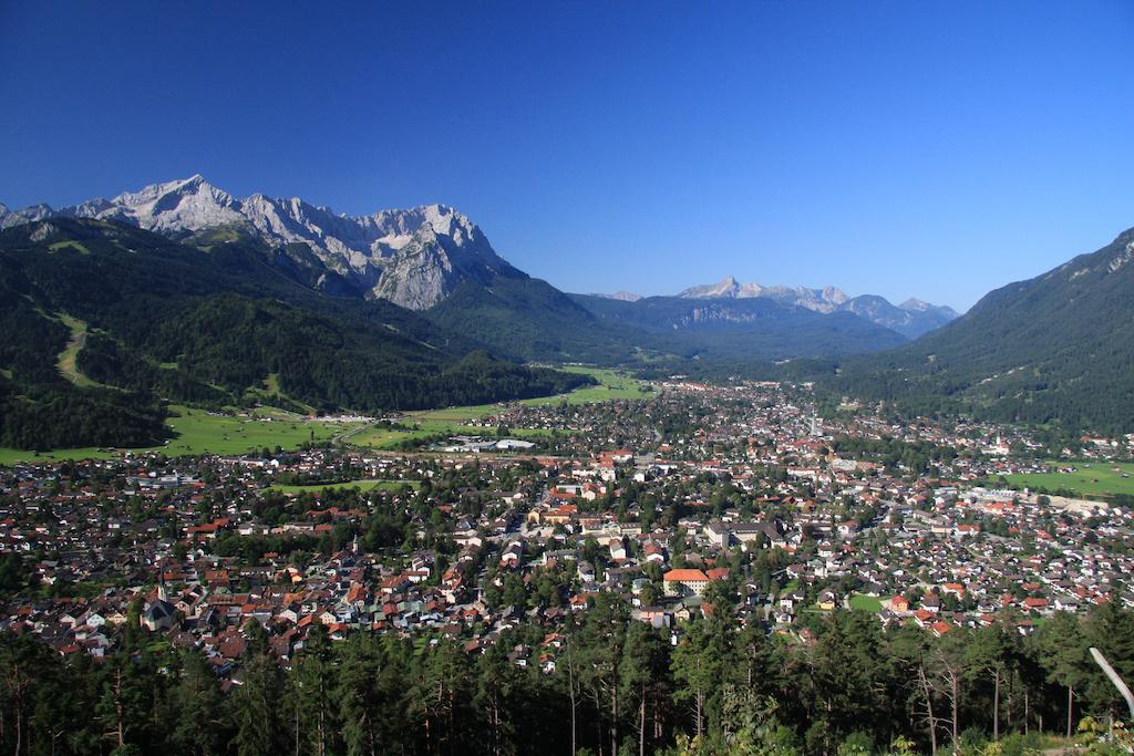 Gaestehaus U Ferienwohnungen Veronika Incl Fruehstuecksbuffet Und Koenigscard Mit 200 Kostenlosen Attraktionen Unterammergau Pokój zdjęcie