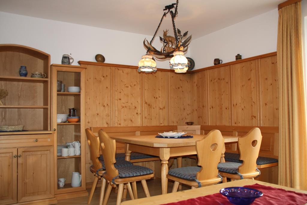Gaestehaus U Ferienwohnungen Veronika Incl Fruehstuecksbuffet Und Koenigscard Mit 200 Kostenlosen Attraktionen Unterammergau Pokój zdjęcie