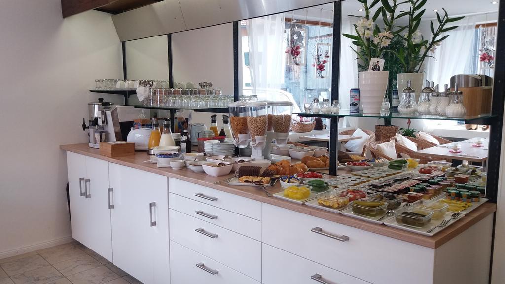 Gaestehaus U Ferienwohnungen Veronika Incl Fruehstuecksbuffet Und Koenigscard Mit 200 Kostenlosen Attraktionen Unterammergau Zewnętrze zdjęcie